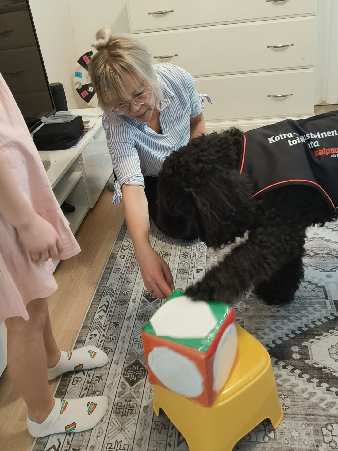 Saimi lasten synttäreillä noppaa pyörittämässä