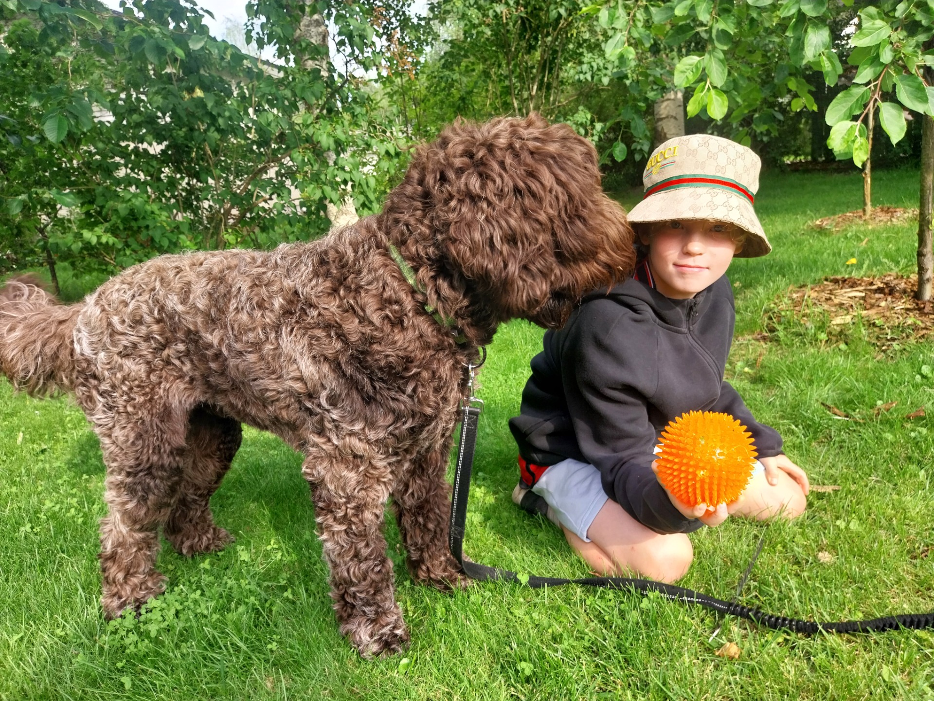 Kesäleirillä touhutaan sään salliessa paljon ulkona.